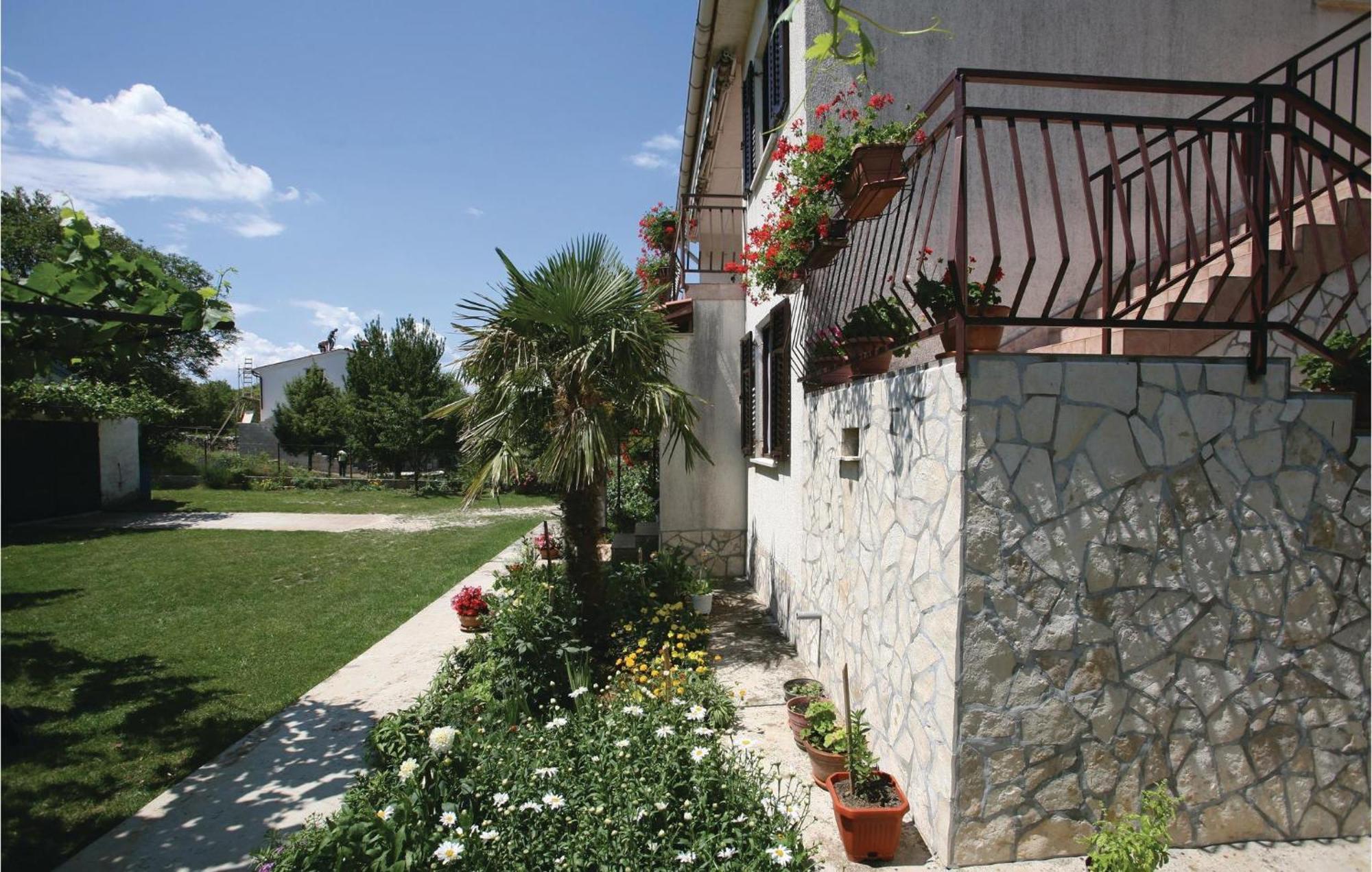2 Bedroom Gorgeous Apartment In Labin Raša Екстериор снимка