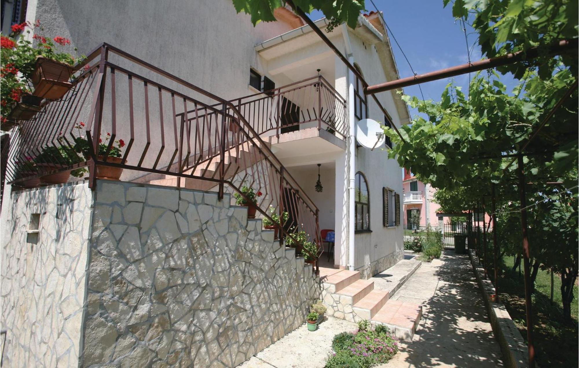 2 Bedroom Gorgeous Apartment In Labin Raša Екстериор снимка