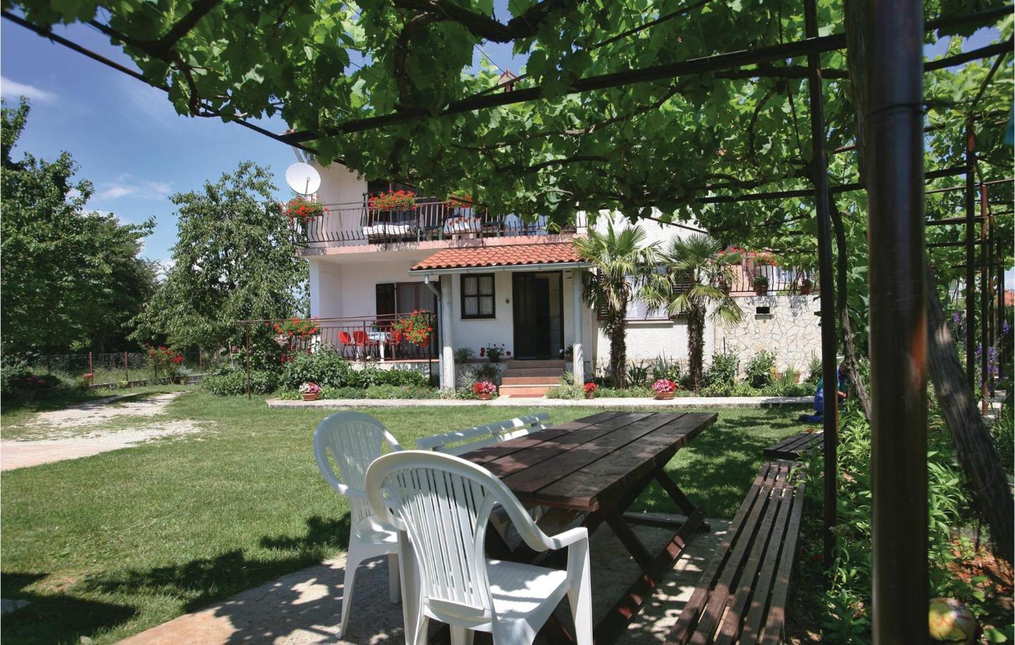 2 Bedroom Gorgeous Apartment In Labin Raša Екстериор снимка